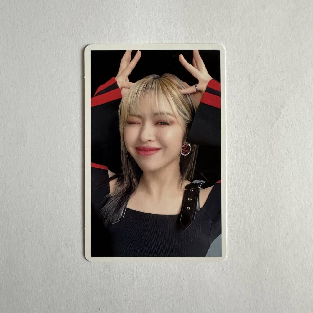 ITZY JAPAN DEBUT ALBUM 'IT'Z ITZY' LIMITED EDITION B PHOTOCARD